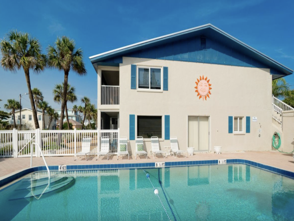 Holmes Beach 2 Bedroom Beach Front Vacation Rental Sleeps 4